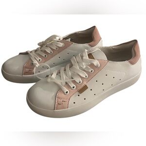 NWOT Outwoods Shauna women’s 8 white and pink lace up sneakers with air holes